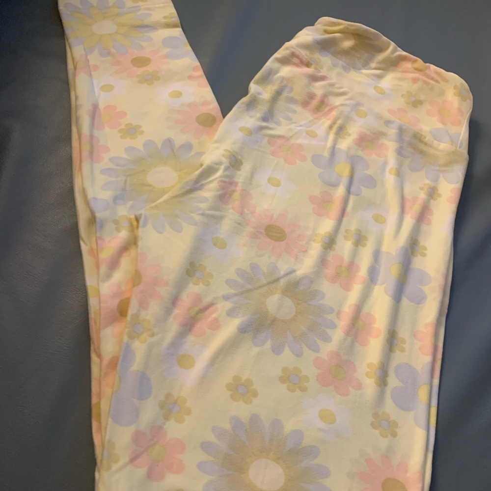 Pastel yellow leggings, soft floral print